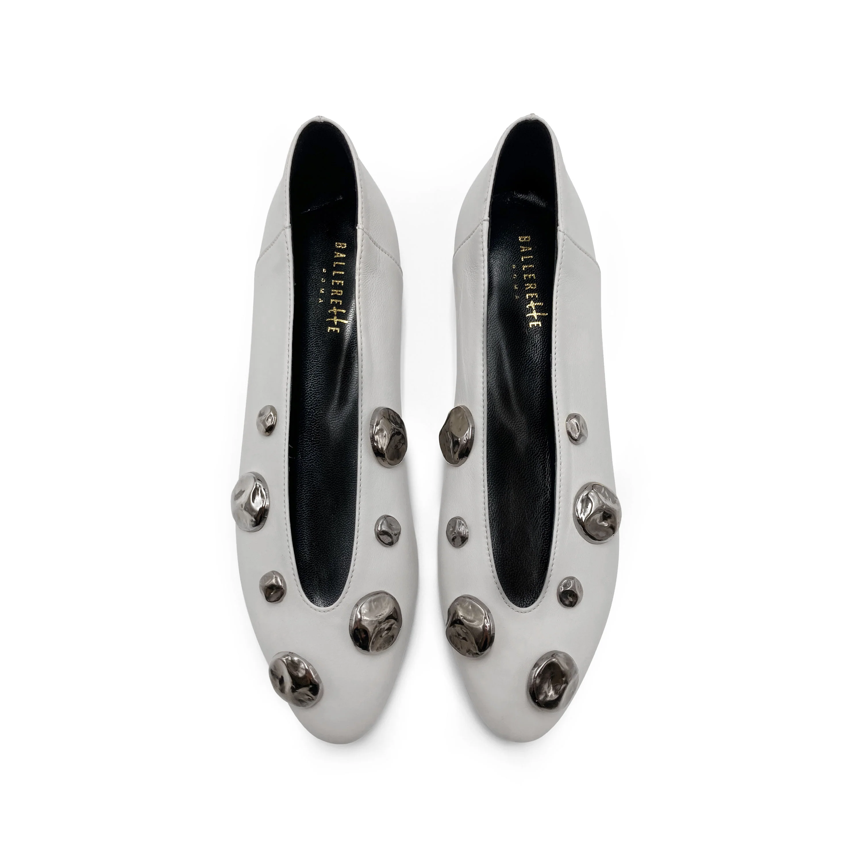 Ballerine grigie perla in pelle con scollo a V e borchie ferro