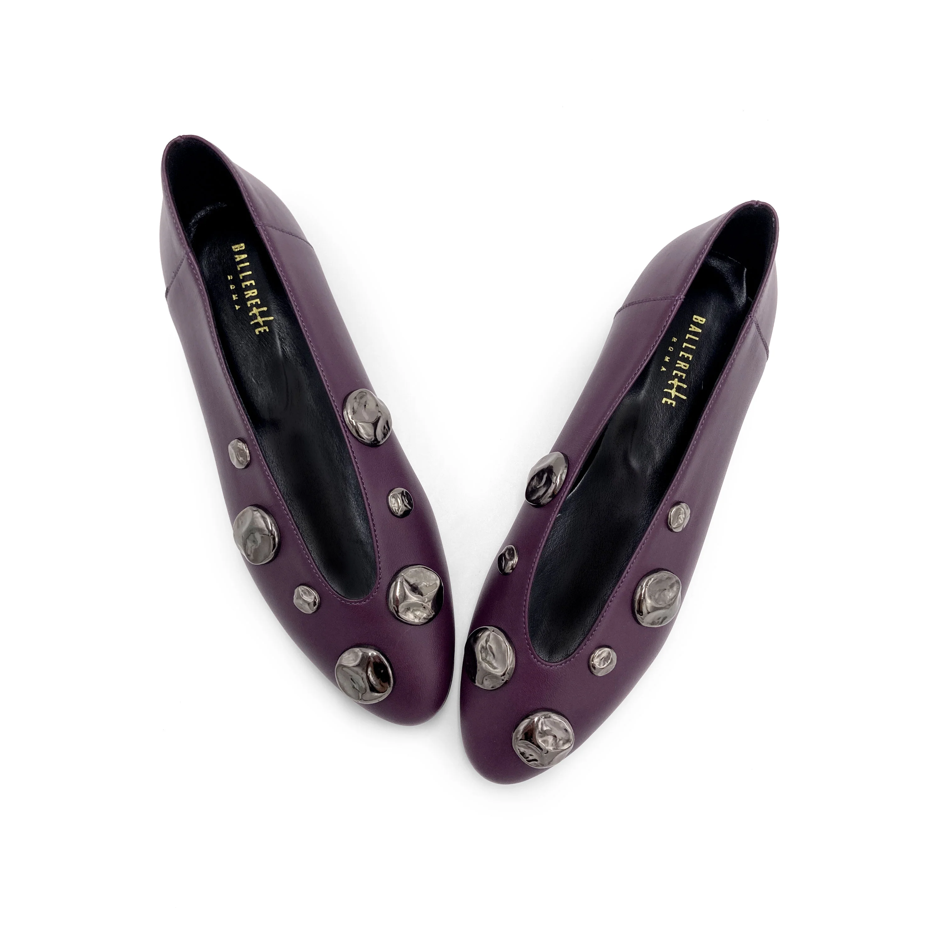 Ballerine viola prugna in pelle con scollo a V e borchie ferro - Image 2