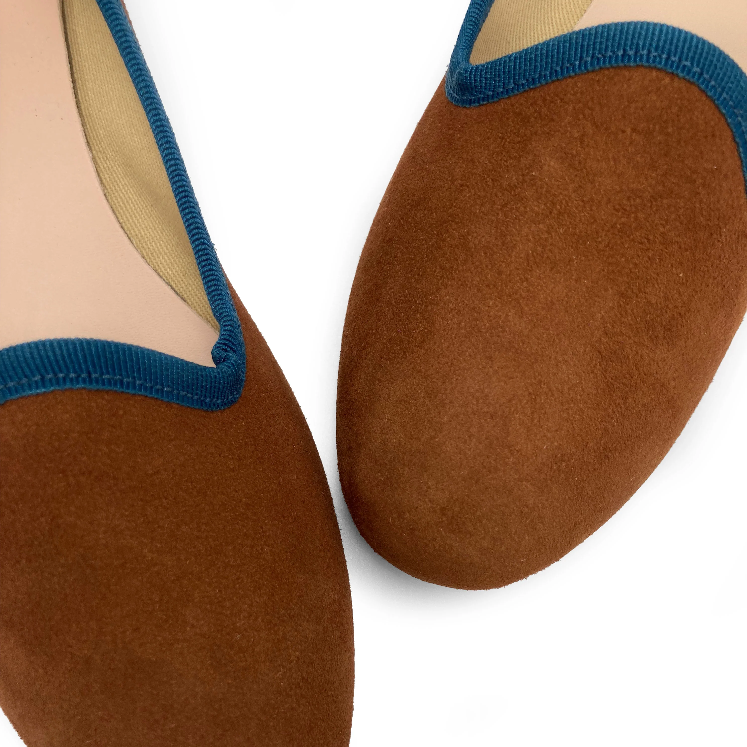 Slippers donna in camoscio marrone e dettagli blu - Image 3