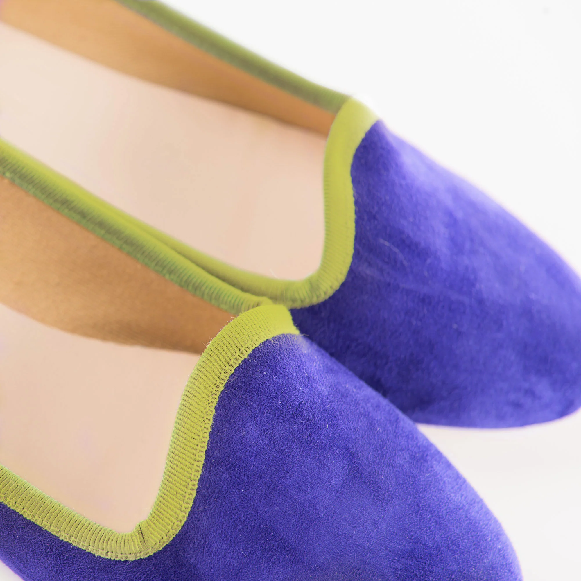 Slippers donna in camoscio viola e gros grain verde - Image 4